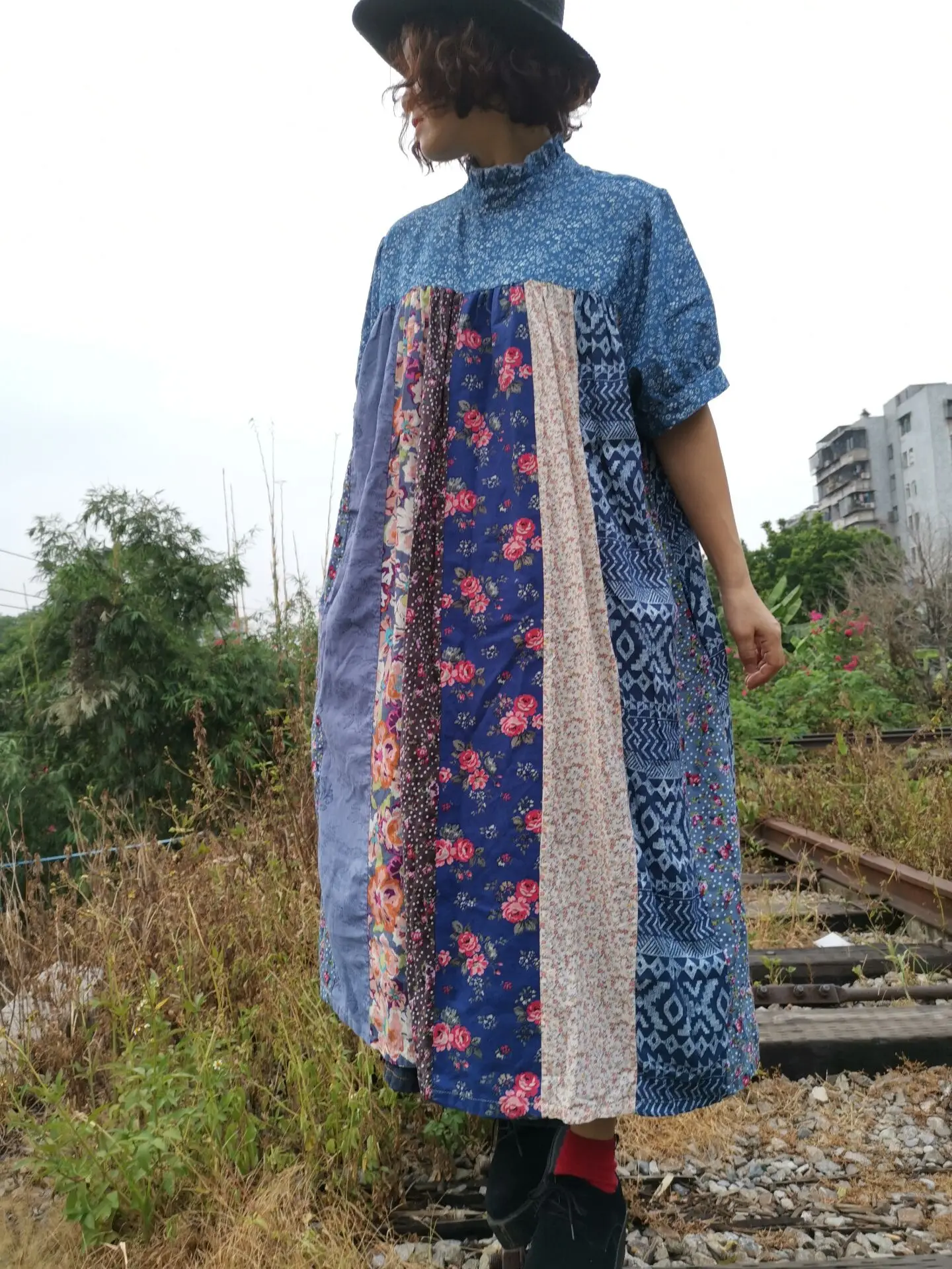 Original Casual Comfortable Pastoral Floral Patchwork Loose Stand Collar Dress Women Dress With Floral Pattern
Original Casual Comfortable Pastoral Floral Patchwork Loose Stand Collar Dress Women Dress With Floral Pattern