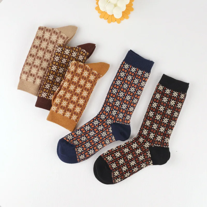 Snowflake Retro Fashion Women Socks Cozy Breathable Cotton Knit Socks Autumn Winter Streetwear Casual Christmas Socks Gift
Snowflake Retro Fashion Women Socks Cozy Breathable Cotton Knit Socks Autumn Winter Streetwear Casual Christmas Socks Gift