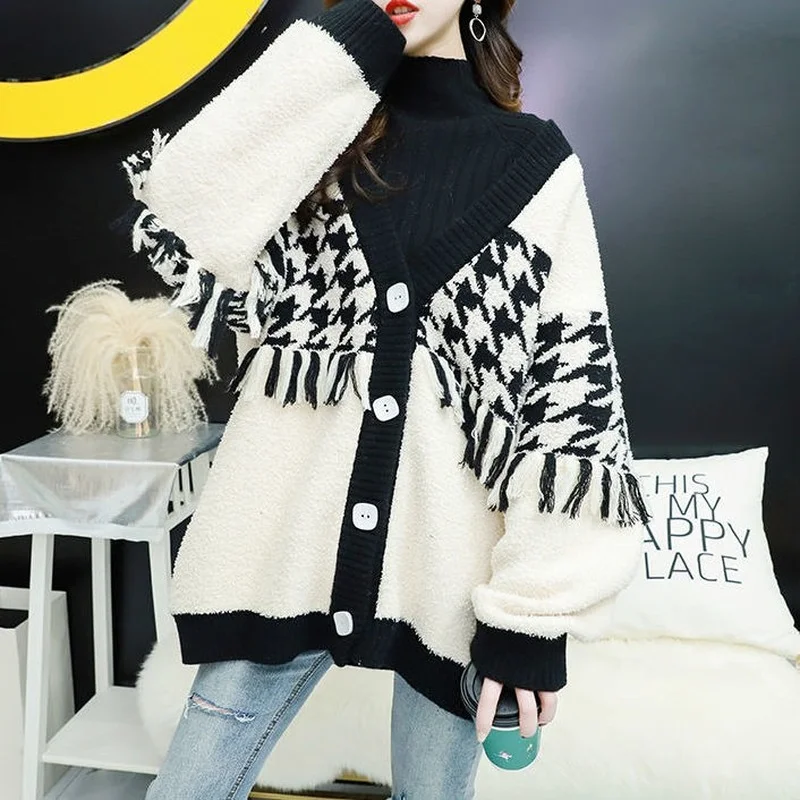 2023 Autumn And Winter Fashion New Long-sleeved V-neck Sweater Jacket Women Korean Loose Tassel Knitted Cardigan All-match
2023 Autumn And Winter Fashion New Long-sleeved V-neck Sweater Jacket Women Korean Loose Tassel Knitted Cardigan All-match