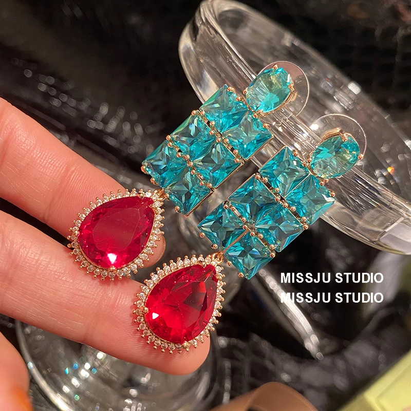 Серьги-капли для женщин, однотонные, 925, популярные, ретро, искусственный рубин, роскошные ювелирные изделия, супер блестящие, Прямая поставка, подарок
Серьги-капли для женщин, однотонные, 925, популярные, ретро, искусственный рубин, роскошные ювелирные изделия, супер блестящие, Прямая поставка, подарок