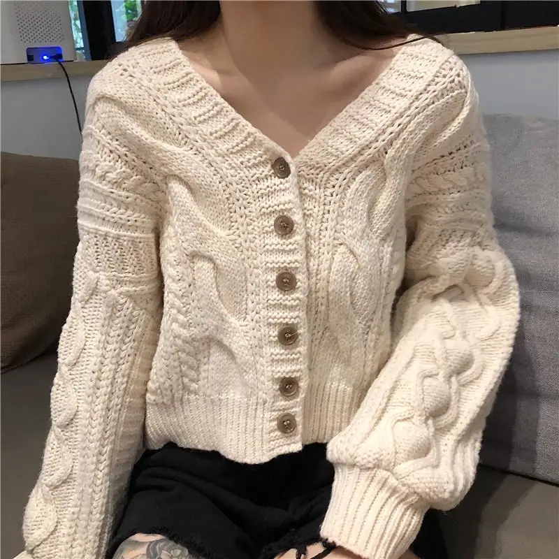 Women' Korean version of the retro solid color V-neck knitted cardigan autumn and winter cardigan loose short twist sweater coat
Women' Korean version of the retro solid color V-neck knitted cardigan autumn and winter cardigan loose short twist sweater coat