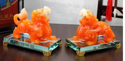 Kirin imitation green jade mink furnishings large size a pair of Kirin white red Pixiu handicraft decorations cculpture statue
Kirin imitation green jade mink furnishings large size a pair of Kirin white red Pixiu handicraft decorations cculpture statue