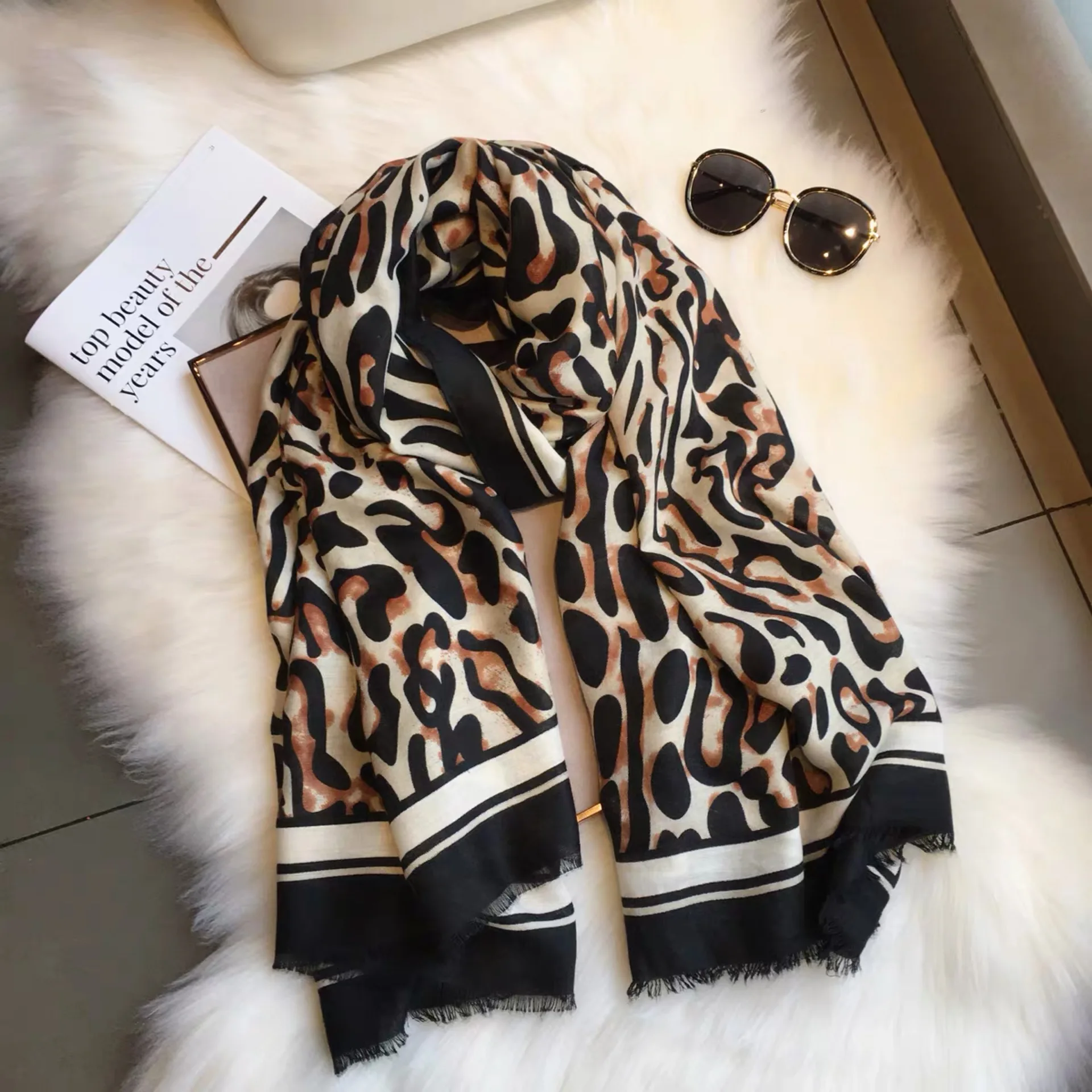 2019 Newest Cotton Leopard Frayed Scarf Shawls Women Trendy Long Leopard Print Hijab Wrap Free Shipping
2019 Newest Cotton Leopard Frayed Scarf Shawls Women Trendy Long Leopard Print Hijab Wrap Free Shipping