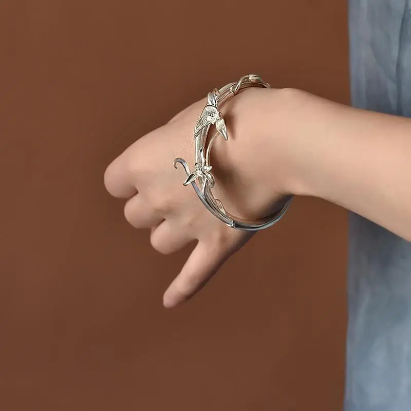 Designer original new handmade ethnic style carved orchid sterling silver bracelet ladies cold exquisite silver jewelry
Designer original new handmade ethnic style carved orchid sterling silver bracelet ladies cold exquisite silver jewelry