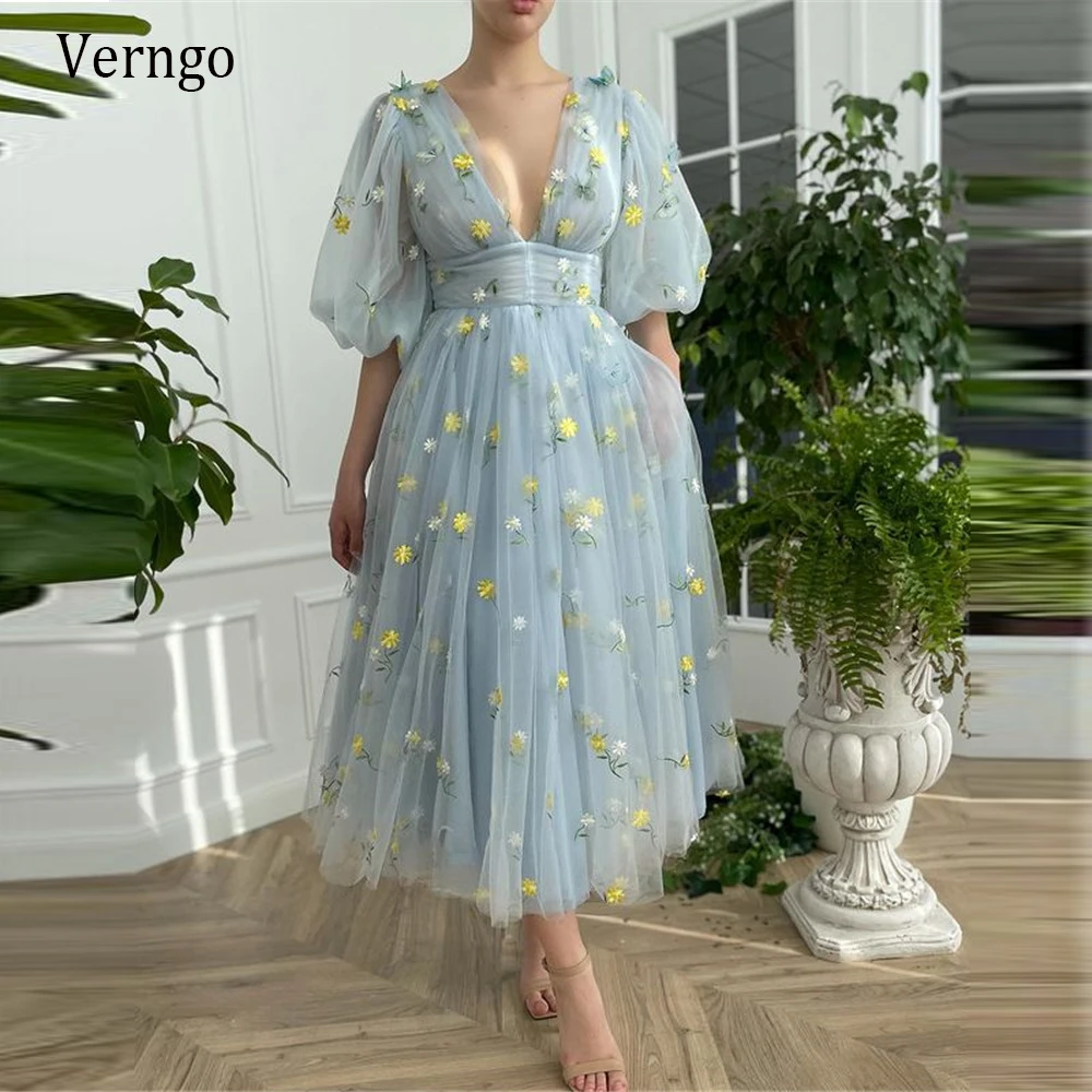 Verngo 2021 A Line Light Blue Tulle Short Prom Dresses Puff Sleeves V Neck Flowers Printed Midi Length Chic Formal Party Gowns
Verngo 2021 A Line Light Blue Tulle Short Prom Dresses Puff Sleeves V Neck Flowers Printed Midi Length Chic Formal Party Gowns