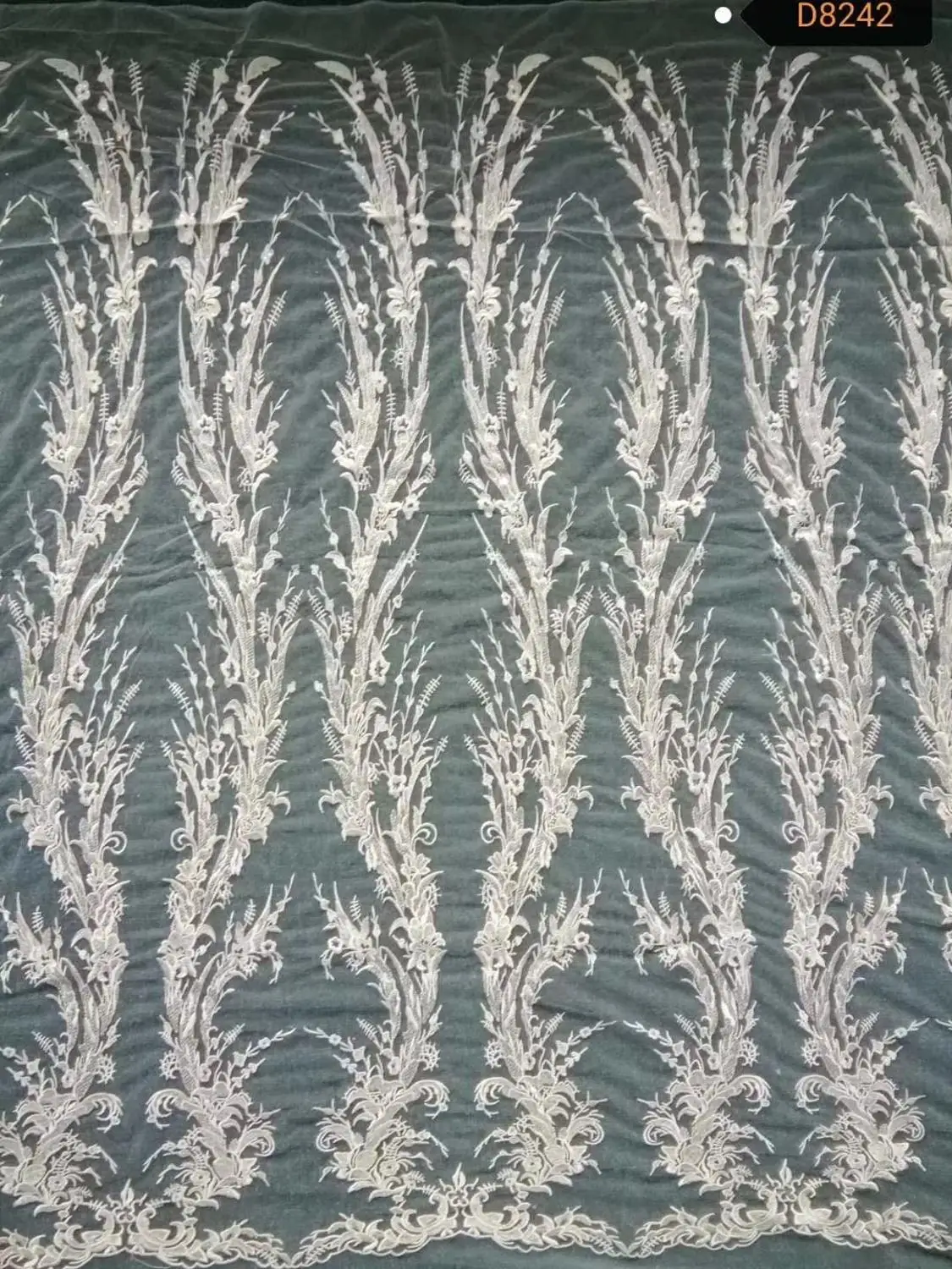 Embroidered French lace fabric off white bridal chantilly lace for wedding dress 10 Yards
Embroidered French lace fabric off white bridal chantilly lace for wedding dress 10 Yards