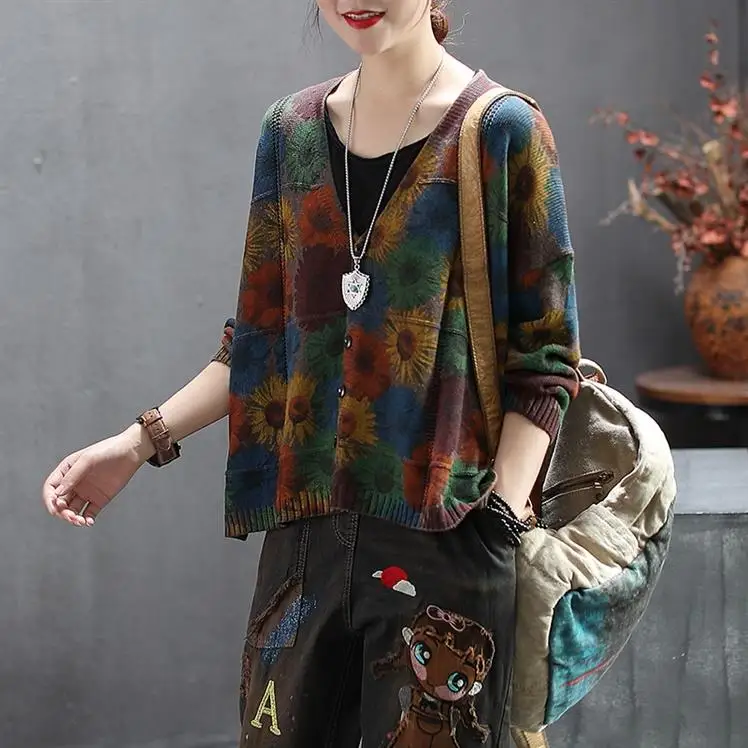 2020 female new spring and autumn Retro printed V-neck outerwear casual plus size long sleeve slim loose knitted cardigan
2020 female new spring and autumn Retro printed V-neck outerwear casual plus size long sleeve slim loose knitted cardigan