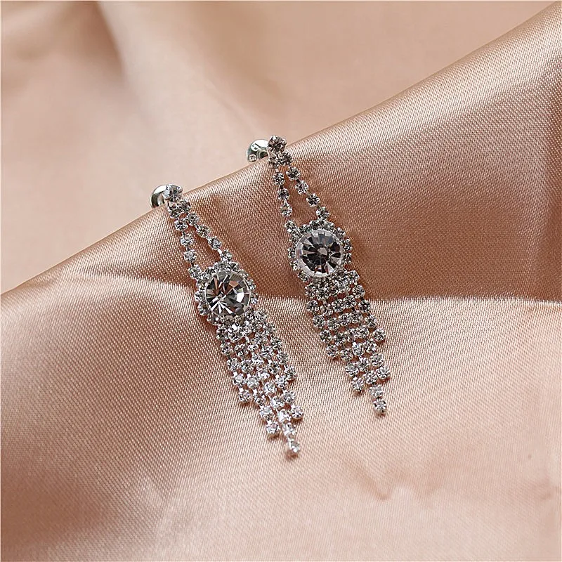 Korean version of shiny crystal earrings temperament fashionable female earrings pendant
Korean version of shiny crystal earrings temperament fashionable female earrings pendant