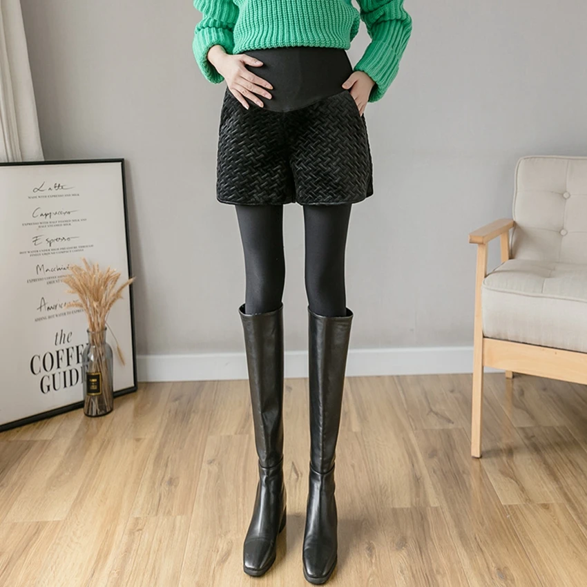 Pregnant women autumn and winter fashion plaid shorts gold velvet thickened matching socks new Korean shorts
Pregnant women autumn and winter fashion plaid shorts gold velvet thickened matching socks new Korean shorts
