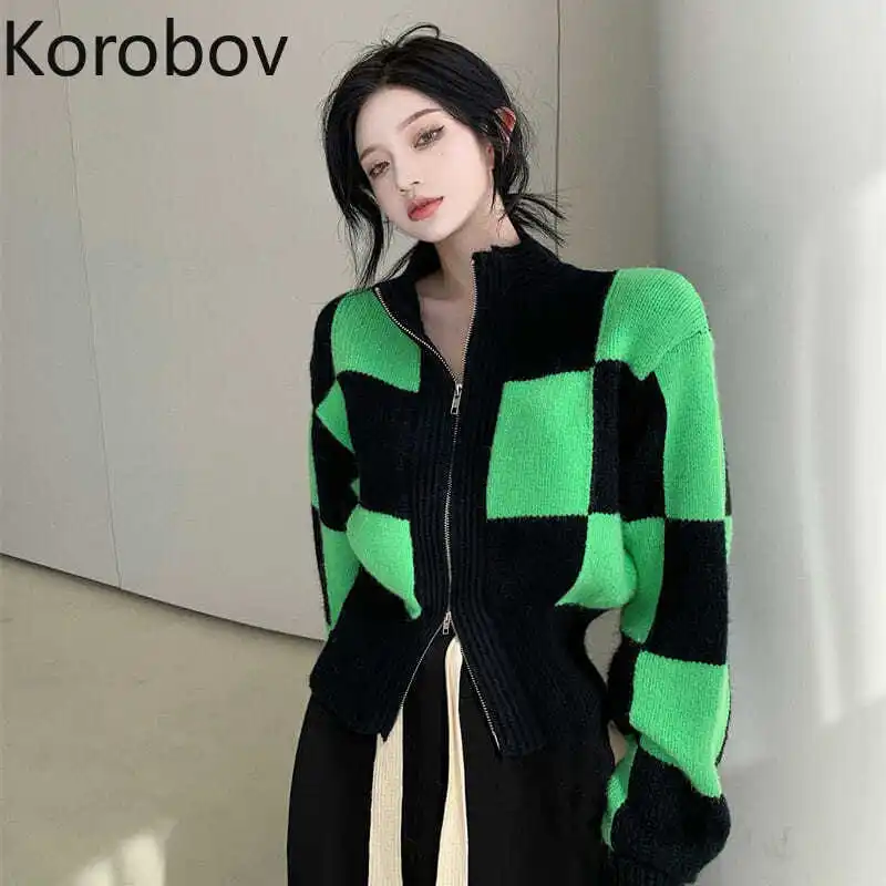 Корейский Элегантный женский короткий кардиган Korobov с высоким воротником, японский клетчатый кардиган популярных цветов в стиле Харадзюку, винтажные женские свитера на молнии
Корейский Элегантный женский короткий кардиган Korobov с высоким воротником, японский клетчатый кардиган популярных цветов в стиле Харадзюку, винтажные женские свитера на молнии