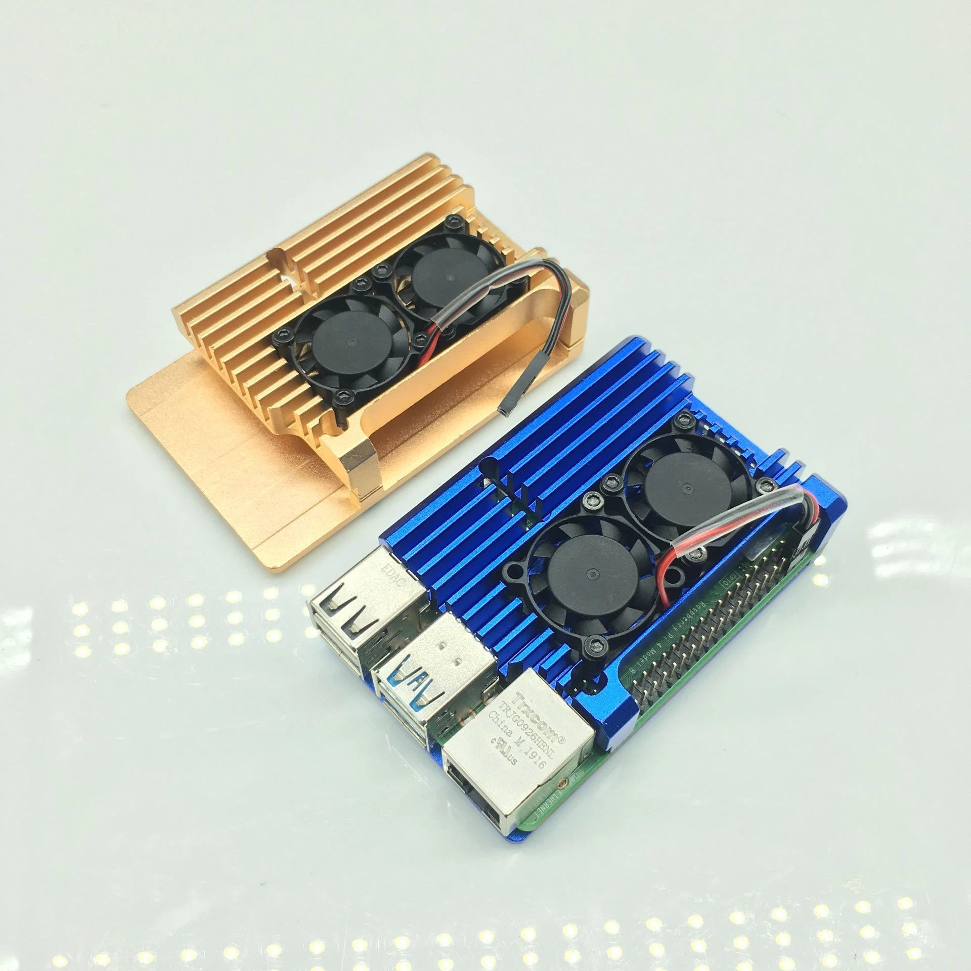 Новый Алюминиевый чехол для Raspberry Pi 4 с двойным охлаждающим вентилятором, металлический корпус, черный корпус для RPI 4, Модель B, пять цветов
Новый Алюминиевый чехол для Raspberry Pi 4 с двойным охлаждающим вентилятором, металлический корпус, черный корпус для RPI 4, Модель B, пять цветов