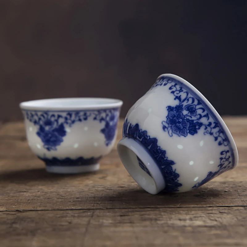 2pcs/Lot 120ml Jingdezhen Hollow Blue and White Porcelain Teacups Vintage Chinese Tea Cup Ceramic Tea Bowl Sake Cups Drinkware
2pcs/Lot 120ml Jingdezhen Hollow Blue and White Porcelain Teacups Vintage Chinese Tea Cup Ceramic Tea Bowl Sake Cups Drinkware