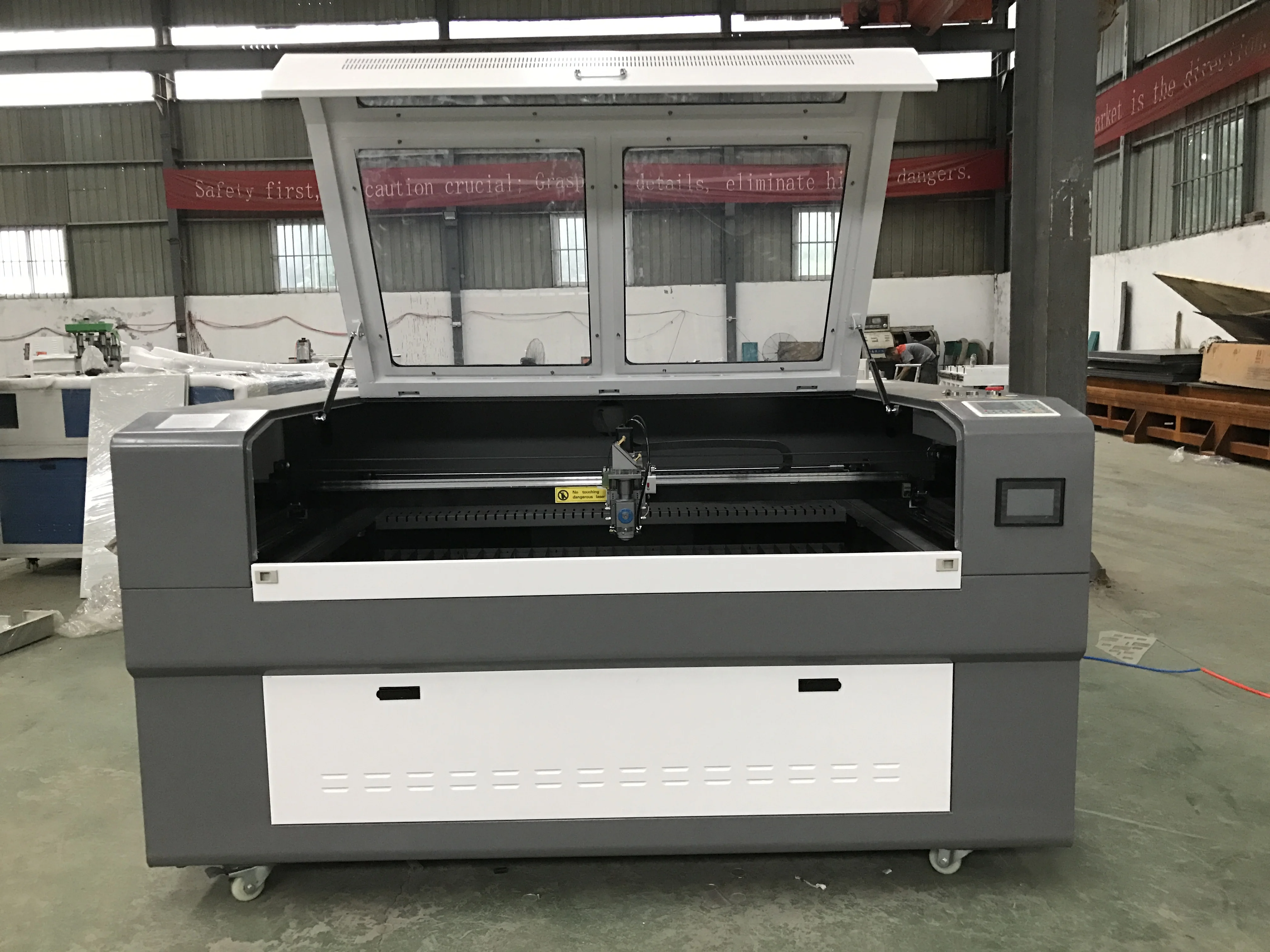 Best sale sheet metal laser cutter 1390/auto focus steel laser cutting machine with ruida RDworks/2mm steel cutting machine
Best sale sheet metal laser cutter 1390/auto focus steel laser cutting machine with ruida RDworks/2mm steel cutting machine