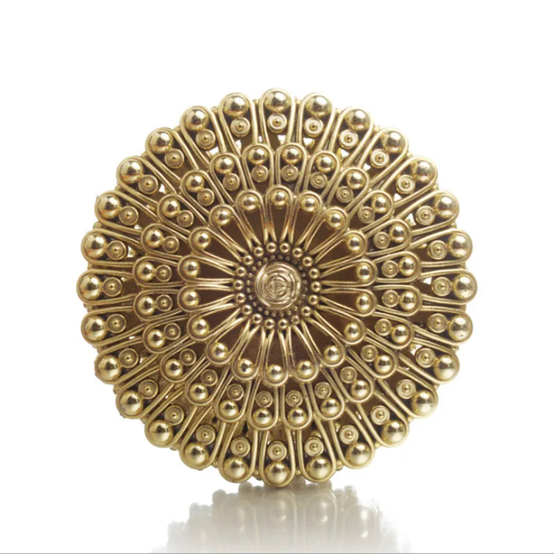 European-style Wedding Table Decorations Hollow Candy Box Fashion Design Round Gift Boxes Party Favors Gold Silver Available
European-style Wedding Table Decorations Hollow Candy Box Fashion Design Round Gift Boxes Party Favors Gold Silver Available