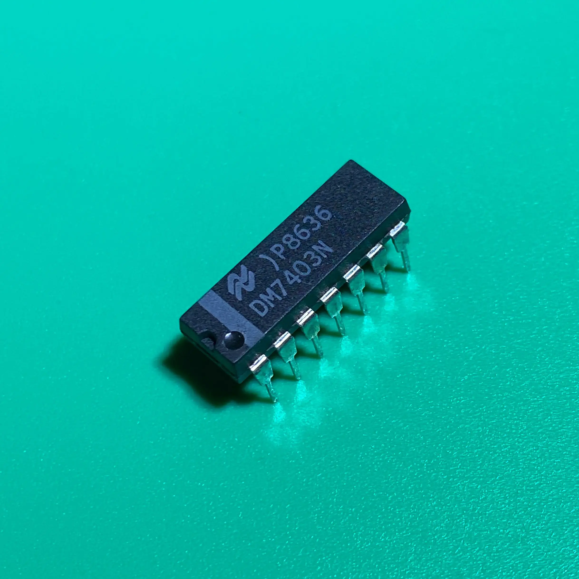 10 шт./лот DM7403N DIP14 DM7403 N IC GATE NAND OPEN 4CH 2-в-1 14DIP Quad 2-входные NAND Gates с открытыми выходами коллектора DM 7403N
10 шт./лот DM7403N DIP14 DM7403 N IC GATE NAND OPEN 4CH 2-в-1 14DIP Quad 2-входные NAND Gates с открытыми выходами коллектора DM 7403N