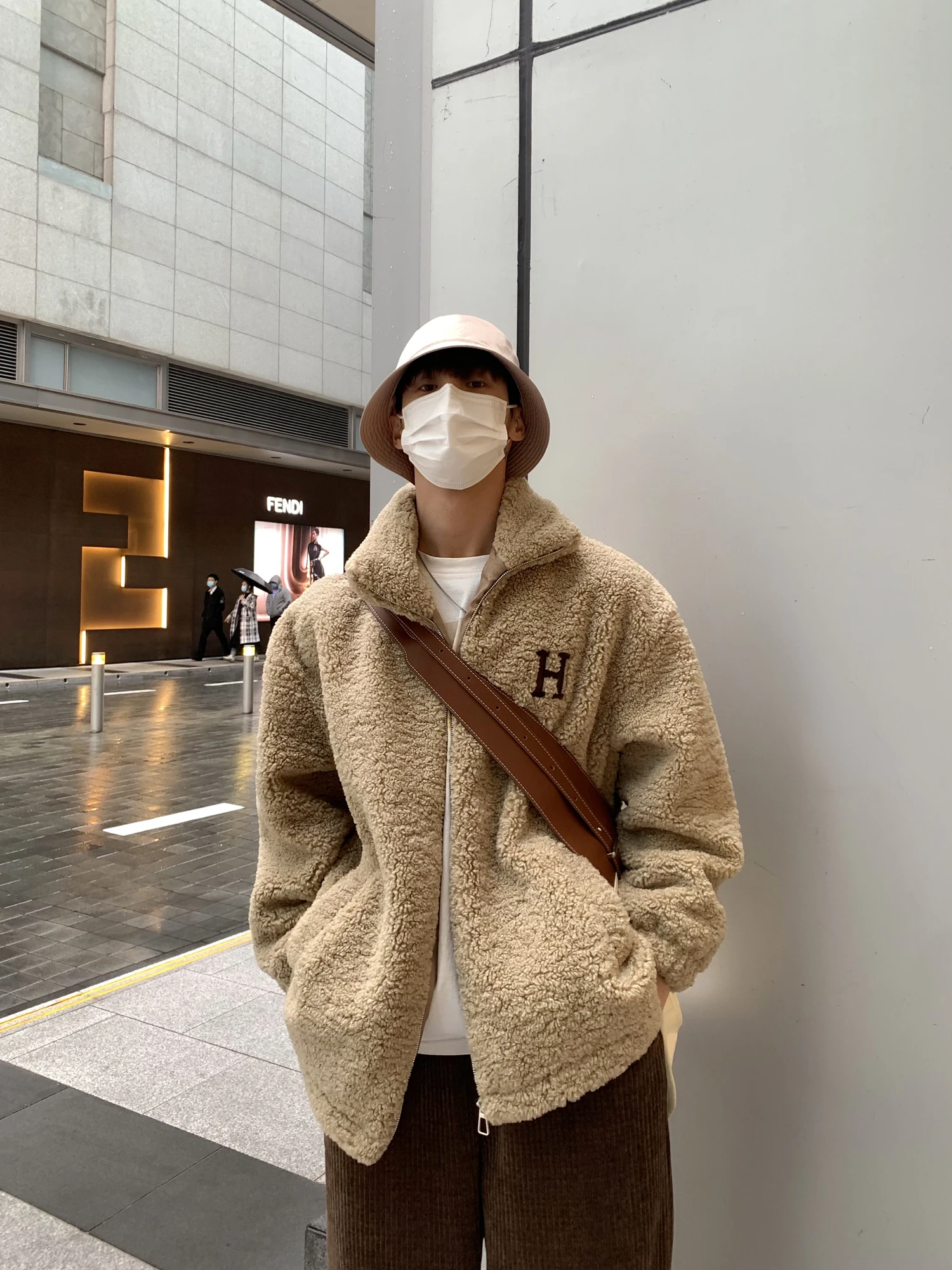 Winter letter embroidery Teddy cashmere lamb plush jacket men's simple thick jacket Korean version of the trend ins
Winter letter embroidery Teddy cashmere lamb plush jacket men's simple thick jacket Korean version of the trend ins