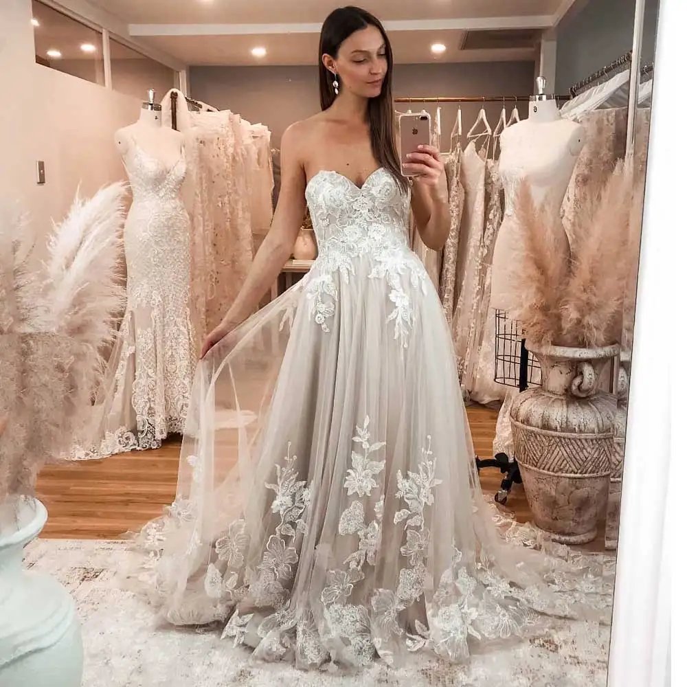 Romantic A Line Wedding Dress 2022 Sweetheart Backless Sexy Sleeveless Lace Applique Bridal Gown Plus Size Robe De Mariee
Romantic A Line Wedding Dress 2022 Sweetheart Backless Sexy Sleeveless Lace Applique Bridal Gown Plus Size Robe De Mariee