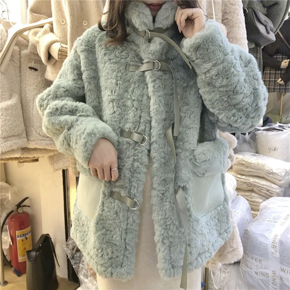 2020 Genuine Wool Soft Winter Button Stand Collar Jackets Real Shearing Sheep Fur Coats Winter Patch Pocket
2020 Genuine Wool Soft Winter Button Stand Collar Jackets Real Shearing Sheep Fur Coats Winter Patch Pocket