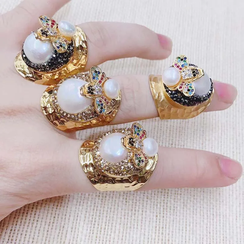 2019 New Fashion Hyperbole Ring Pearl Retro Exquisite Bee Pearl personality Colorful Crystal Ring Adjustable 24K Gold Plated Mix
2019 New Fashion Hyperbole Ring Pearl Retro Exquisite Bee Pearl personality Colorful Crystal Ring Adjustable 24K Gold Plated Mix
