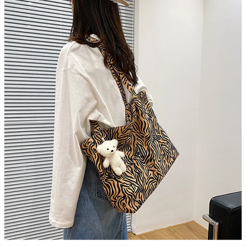 Korean Leopard Print Canvas Handbag Female Vintage One Shoulder Bag Women's Capacity Canvas Shopper Tote Bag
Korean Leopard Print Canvas Handbag Female Vintage One Shoulder Bag Women's Capacity Canvas Shopper Tote Bag
