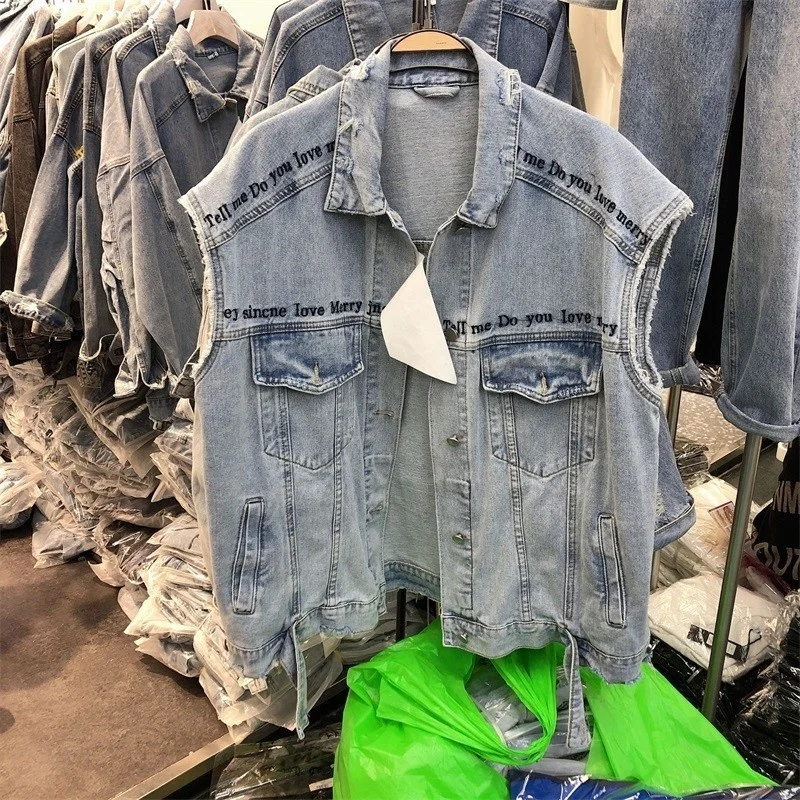 Women Casual Denim Vest Streetwear Loose Fit Sleeveless Jean Jacket Fashion Embroidery Hole Ripped Tank Waistcoat Female Vests
Women Casual Denim Vest Streetwear Loose Fit Sleeveless Jean Jacket Fashion Embroidery Hole Ripped Tank Waistcoat Female Vests