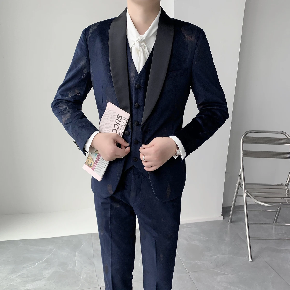 Gentleman Mens Luxury Suits Double-breasted Suits Mens Flowers Printing Craft Traje Novio Playa Velvet Suits Mens Dinner Dress
Gentleman Mens Luxury Suits Double-breasted Suits Mens Flowers Printing Craft Traje Novio Playa Velvet Suits Mens Dinner Dress