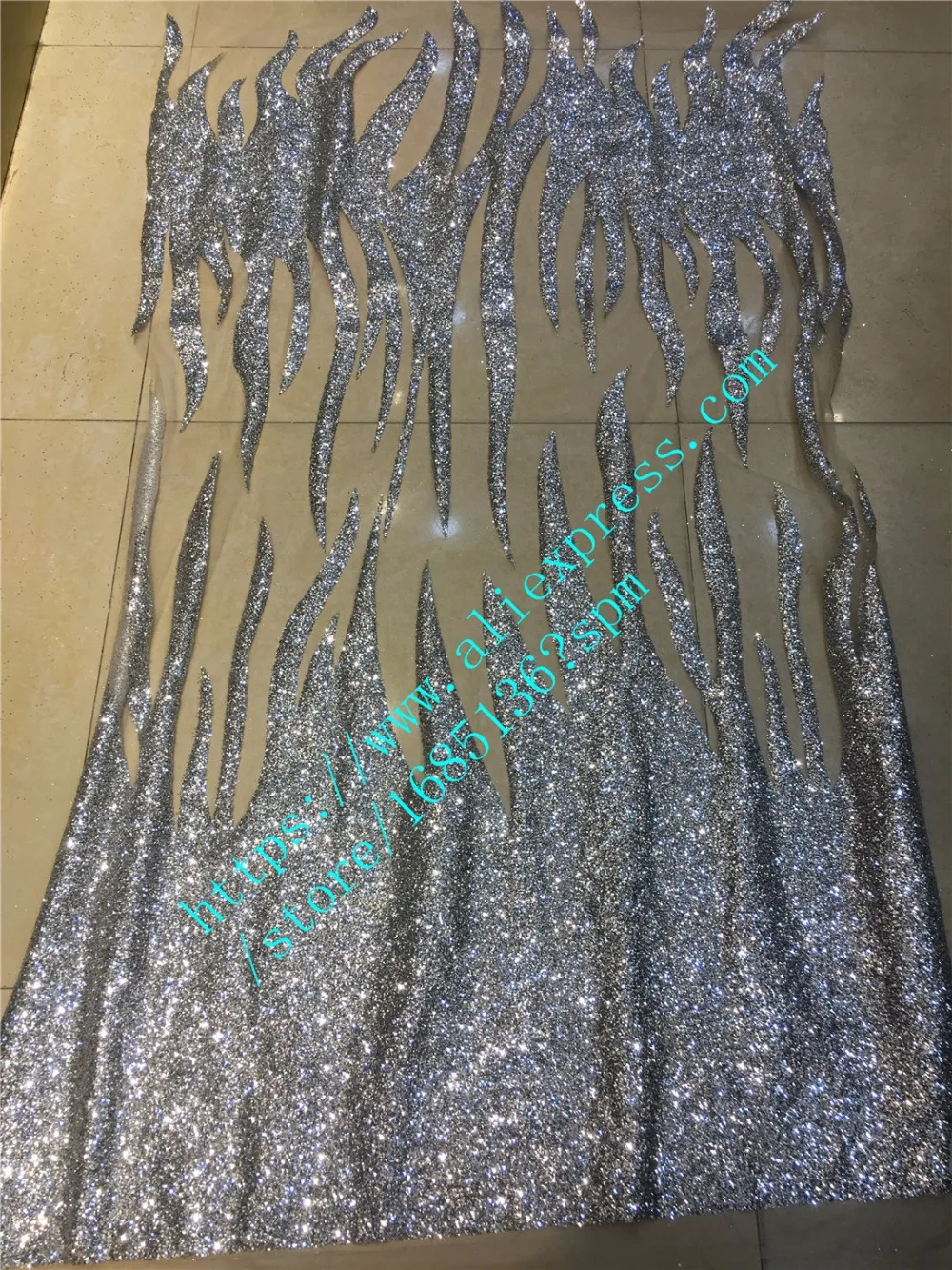 Sliver color French fashion evening dress fabric glitter with sequins, African embroidered lace for party dress
Sliver color French fashion evening dress fabric glitter with sequins, African embroidered lace for party dress