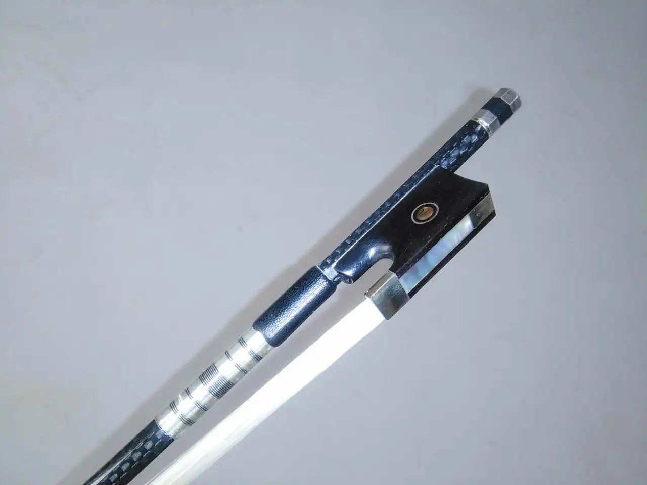 1 PC Carbon Fiber Violin Bow with grids 4/4 ebony frog double abalone shell white bow hair
1 PC Carbon Fiber Violin Bow with grids 4/4 ebony frog double abalone shell white bow hair