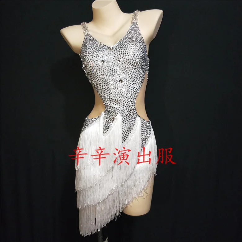 2021 Women New Latin Dance Team Competition Costume Sparkly Silver Rhinestones White Fringes Dress Sexy Long Tassels Dress
2021 Women New Latin Dance Team Competition Costume Sparkly Silver Rhinestones White Fringes Dress Sexy Long Tassels Dress