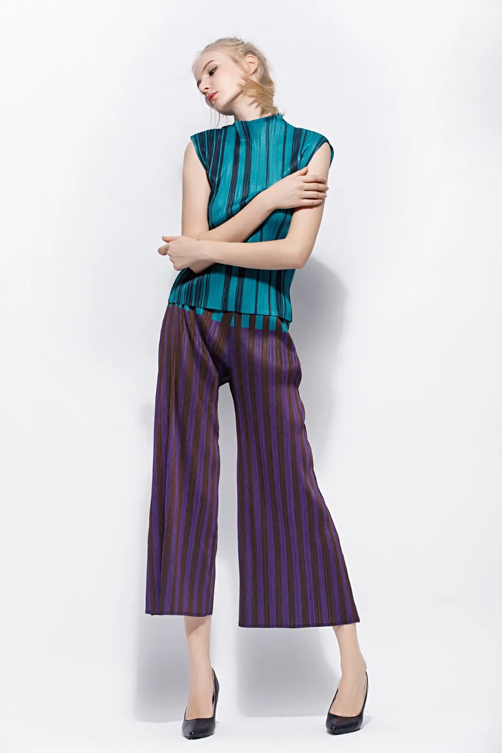 HOT SELLING Miyake Fashion fold sleeveless slash neck t-shirt + flared trousers striped pants two-piece outfit IN STOCK
HOT SELLING Miyake Fashion fold sleeveless slash neck t-shirt + flared trousers striped pants two-piece outfit IN STOCK
