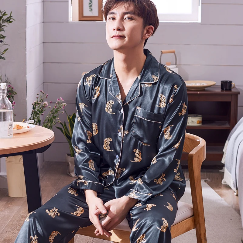 Pajamas Men Summer Ice Silk Long Sleeves Leisure Thin Style Sleepwear Teenagers Spring Autumn Home Clothing Nightgown Suit H5600
Pajamas Men Summer Ice Silk Long Sleeves Leisure Thin Style Sleepwear Teenagers Spring Autumn Home Clothing Nightgown Suit H5600