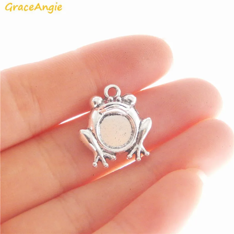 Изящная металлическая мини-подвеска GraceAngie тибетского цвета с подвеской в виде лягушки, 10 шт., стильный браслет ручной работы, серьги, ожерелье, ювелирные изделия
Изящная металлическая мини-подвеска GraceAngie тибетского цвета с подвеской в виде лягушки, 10 шт., стильный браслет ручной работы, серьги, ожерелье, ювелирные изделия