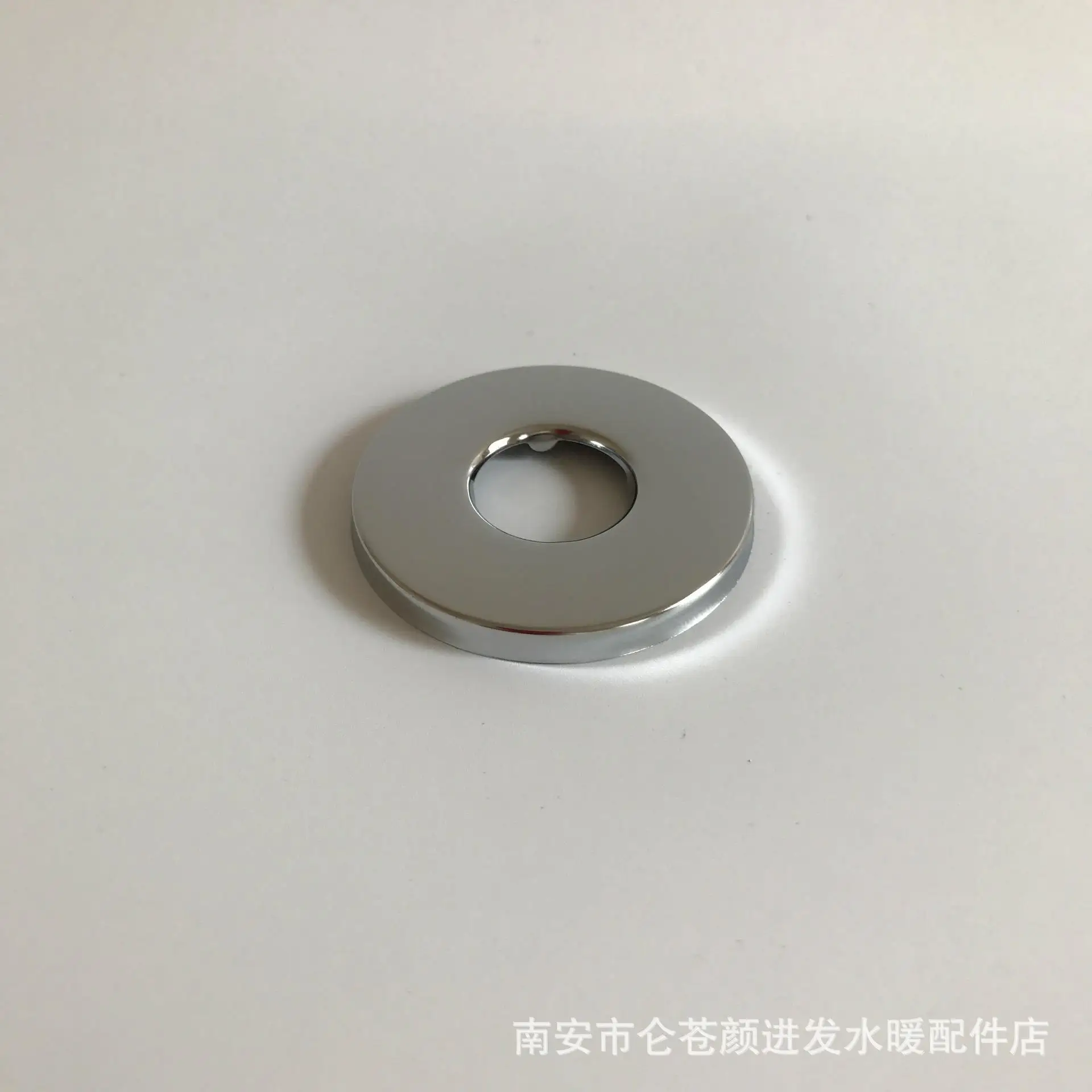 Stainless steel 201 plating widening (52MM) 4 angle valve faucet decorative cover cover ugly cover plumbing fittings
Stainless steel 201 plating widening (52MM) 4 angle valve faucet decorative cover cover ugly cover plumbing fittings