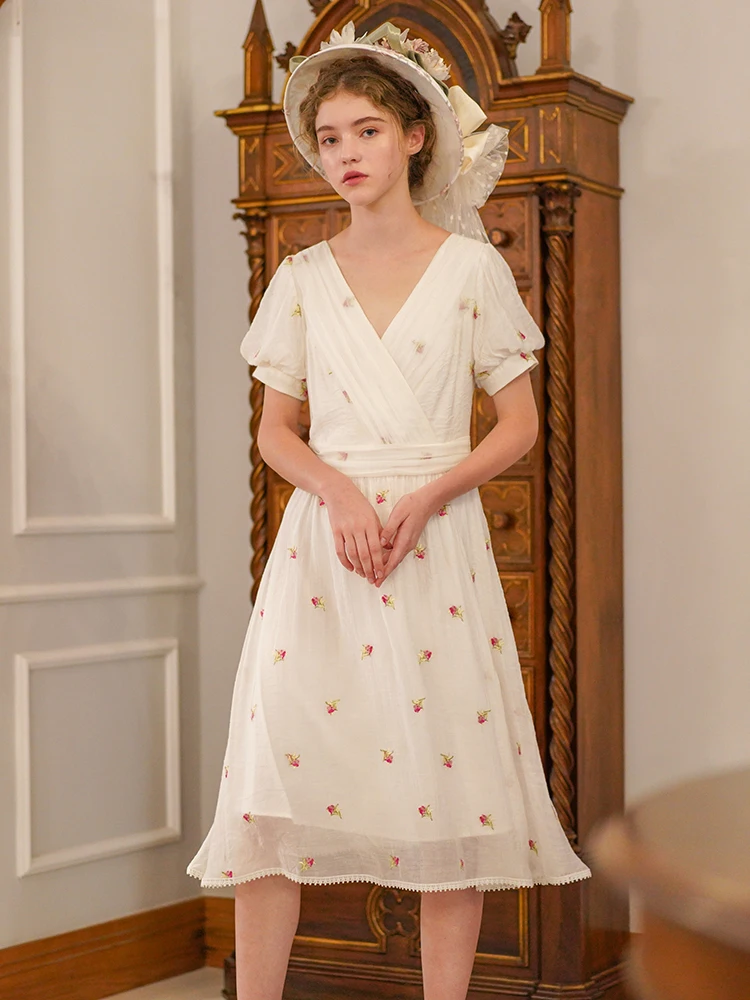 LYNETTE'S CHINOISERIE Summer Original Design Women Mori Girls Flower Embroidery French Vintage V-neck White Dresses
LYNETTE'S CHINOISERIE Summer Original Design Women Mori Girls Flower Embroidery French Vintage V-neck White Dresses