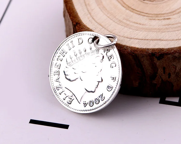 925 sterling silver European and American fashion queen silver coin vintage old pendant pearl necklace specially equipped
925 sterling silver European and American fashion queen silver coin vintage old pendant pearl necklace specially equipped