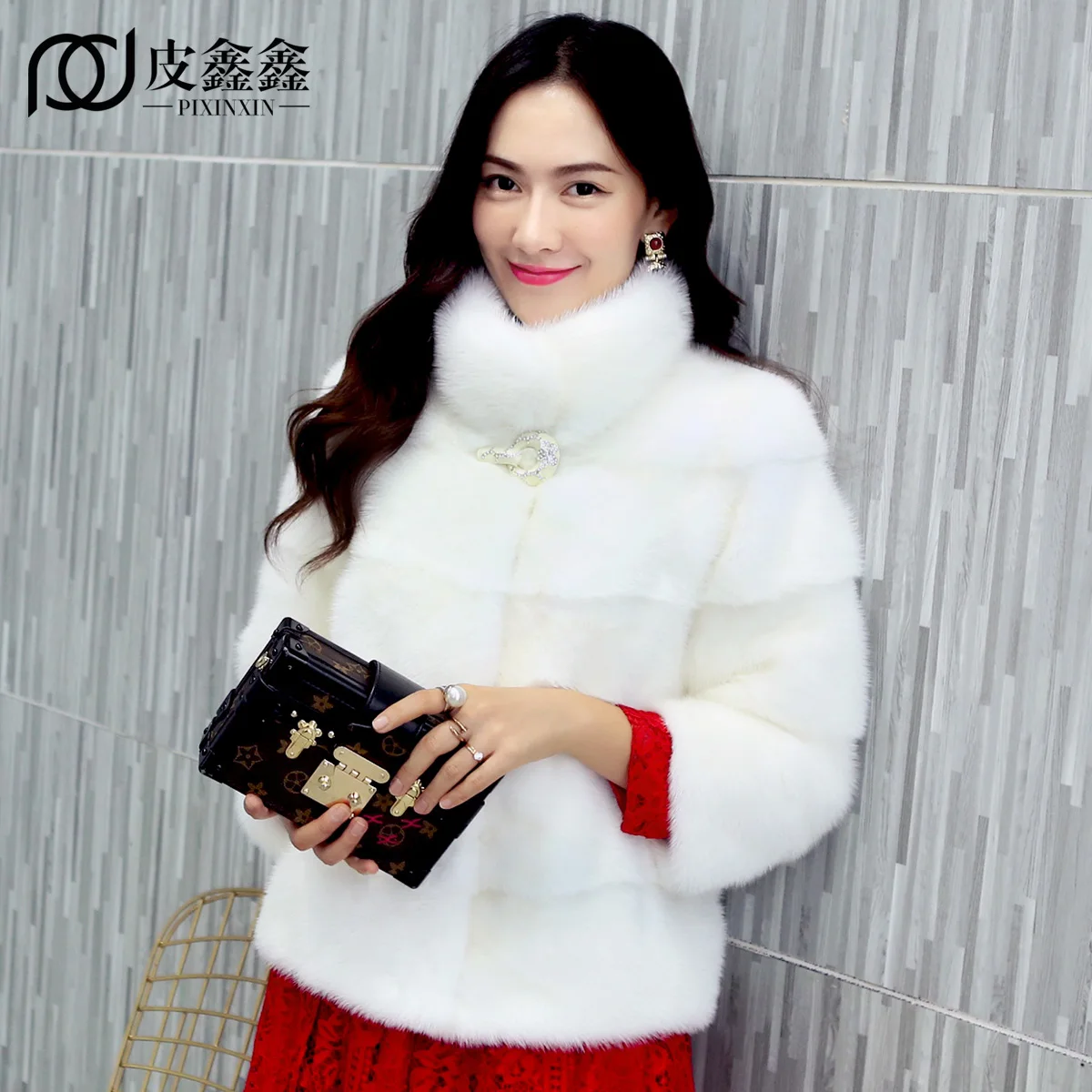 Women's full pelt real mink fur coat short design jacket female winter fur outerwear nine quarter sleeves
Women's full pelt real mink fur coat short design jacket female winter fur outerwear nine quarter sleeves