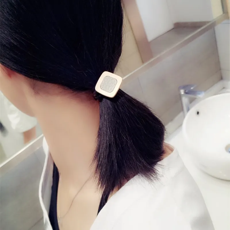 New Square Alloy Leather Hair Bands Fashion Women Girls Ponytail Holder Buttons Elastic Hair Ropes Hair Accessories Scrunchies
New Square Alloy Leather Hair Bands Fashion Women Girls Ponytail Holder Buttons Elastic Hair Ropes Hair Accessories Scrunchies