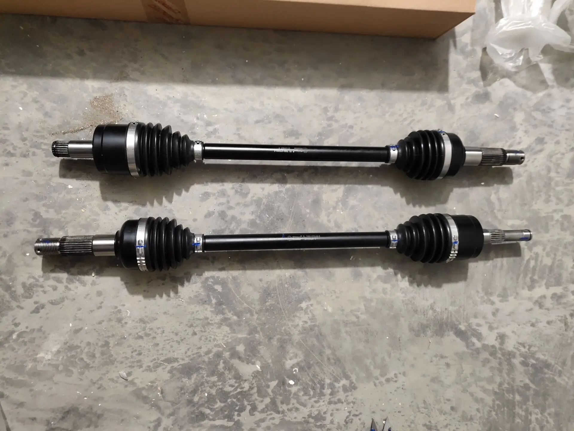 FRONT LEFT AND FRONT RIGHT DRIVE SHAFT SUIT FOR CFZ8/CF800 ZFORCE PART CODE IS 7000-270200/7000-270100
FRONT LEFT AND FRONT RIGHT DRIVE SHAFT SUIT FOR CFZ8/CF800 ZFORCE PART CODE IS 7000-270200/7000-270100