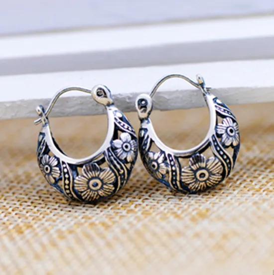S925 Sterling Silver Jewelry Vintage Hollow Petal Thai National Wind Earrings Female Models Shipping
S925 Sterling Silver Jewelry Vintage Hollow Petal Thai National Wind Earrings Female Models Shipping