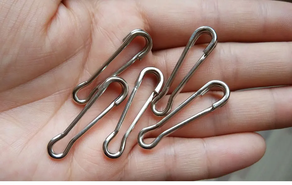 Conector plateado para bass y carpa
