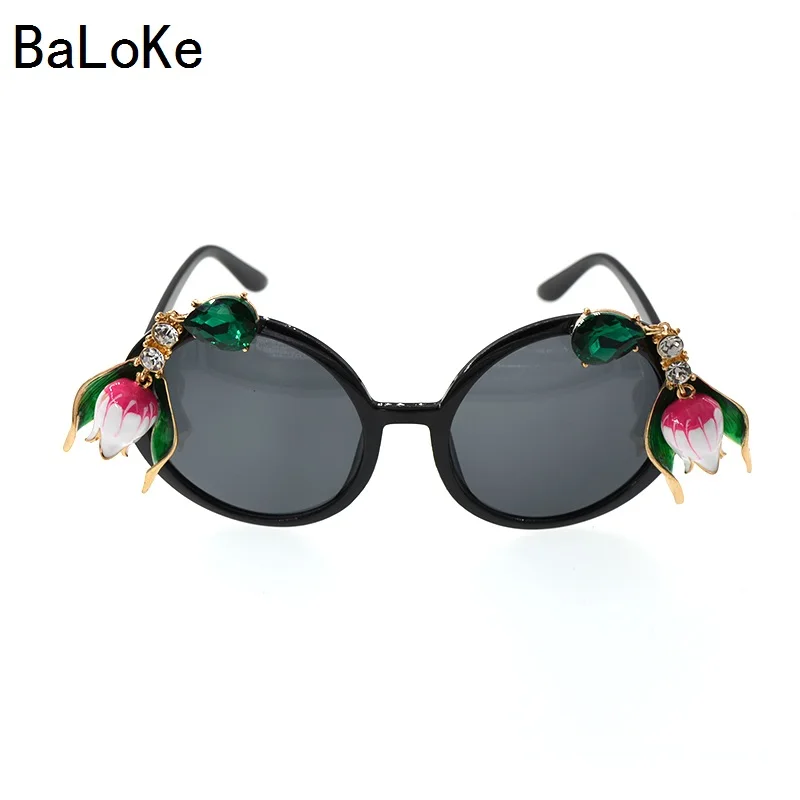 Vintage Sunglasses Women Baroque Metal Flowers Rhinestone Sunglasses Fashion Female Casual Oversize Sun Beach Sunglasses
Vintage Sunglasses Women Baroque Metal Flowers Rhinestone Sunglasses Fashion Female Casual Oversize Sun Beach Sunglasses