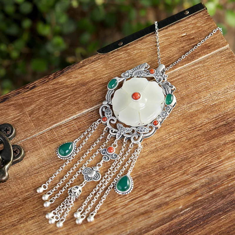 S925 pure silver inlay hetian China southern nib plum tassel upscale necklace pendant
S925 pure silver inlay hetian China southern nib plum tassel upscale necklace pendant