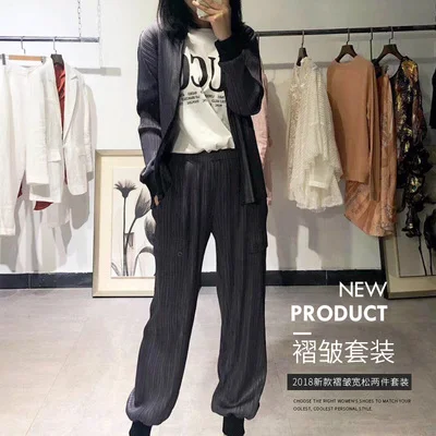 HOT SELLING Miyake fold the clothes suit fold long sleeve zipper o-neck coat + Bloom pants suit IN STOCK
HOT SELLING Miyake fold the clothes suit fold long sleeve zipper o-neck coat + Bloom pants suit IN STOCK