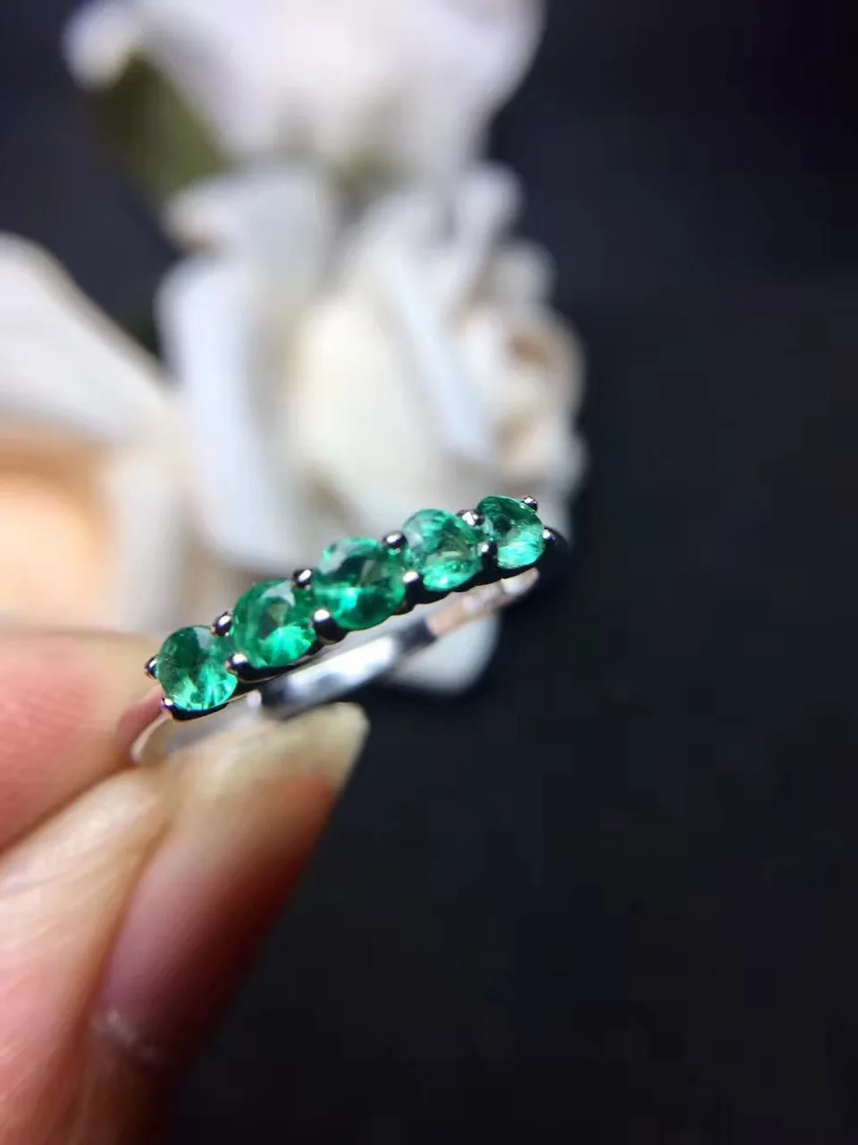 Natural emerald ring Free shipping 925 sterling silver 3mm 5pcs gemstone Fine jewelry
Natural emerald ring Free shipping 925 sterling silver 3mm 5pcs gemstone Fine jewelry
