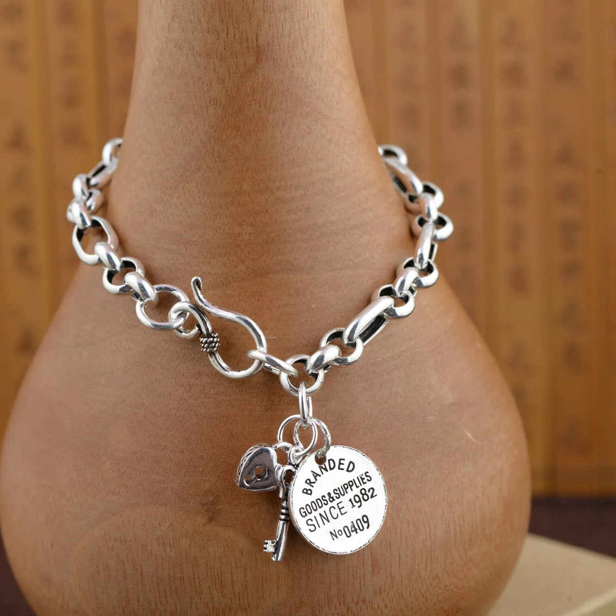 925 pure silver key circle of pearls wholesale silver bracelet Thai silver restoring ancient ways process female money bracelet
925 pure silver key circle of pearls wholesale silver bracelet Thai silver restoring ancient ways process female money bracelet