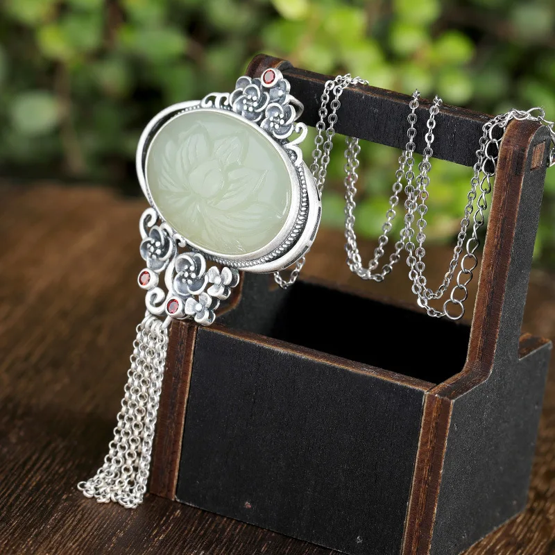 Vera Polaroid S925 Pure Silver Retro Lotus and Tian Yubaiyu Individual Liusu Lady Sweater Chain Hanging Drop
Vera Polaroid S925 Pure Silver Retro Lotus and Tian Yubaiyu Individual Liusu Lady Sweater Chain Hanging Drop