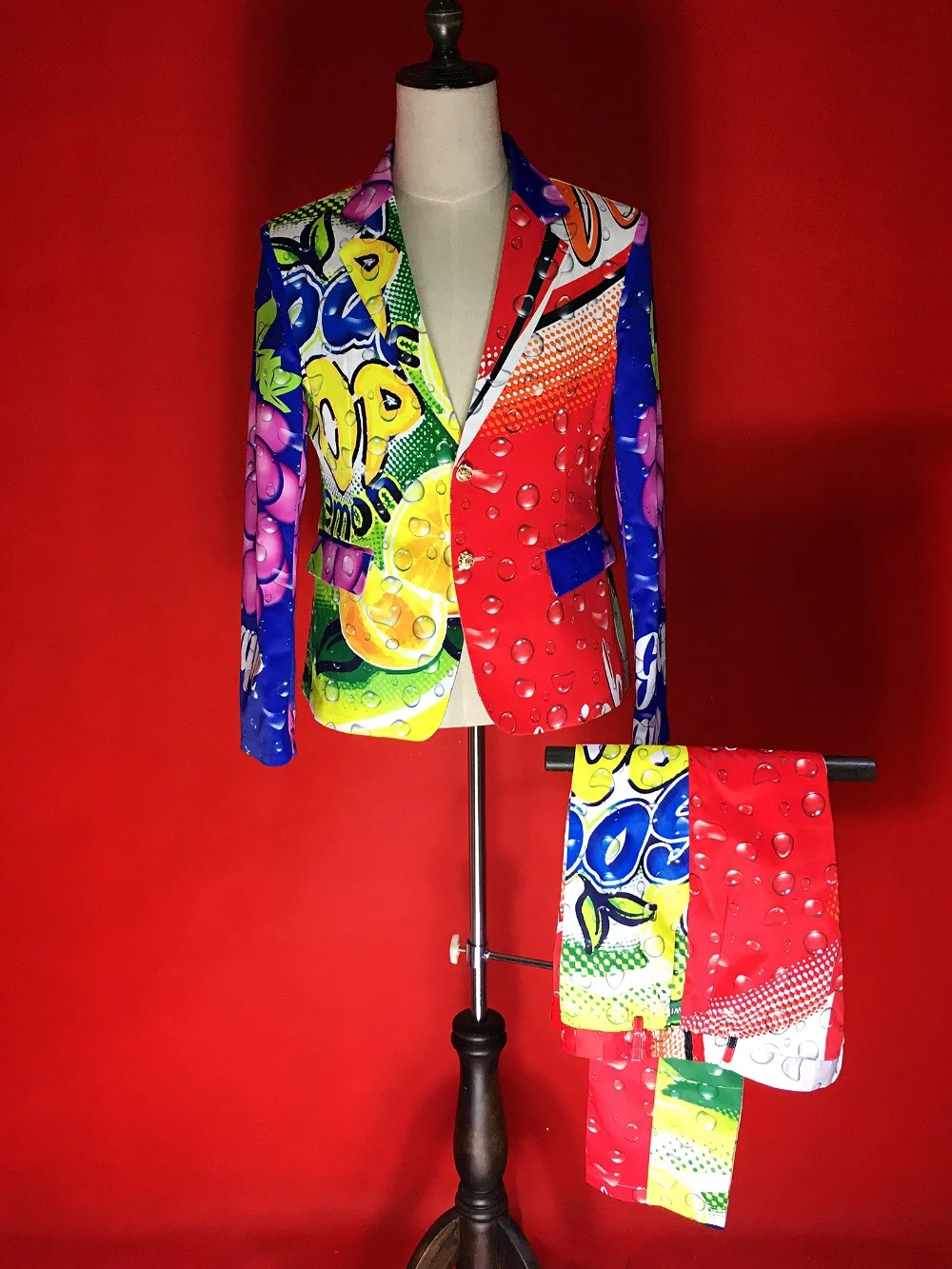 New Fashion Men's Personality fruits print flower Suit costumes Nightclub bar Male Singer DJ Stage Model stage show wear
New Fashion Men's Personality fruits print flower Suit costumes Nightclub bar Male Singer DJ Stage Model stage show wear