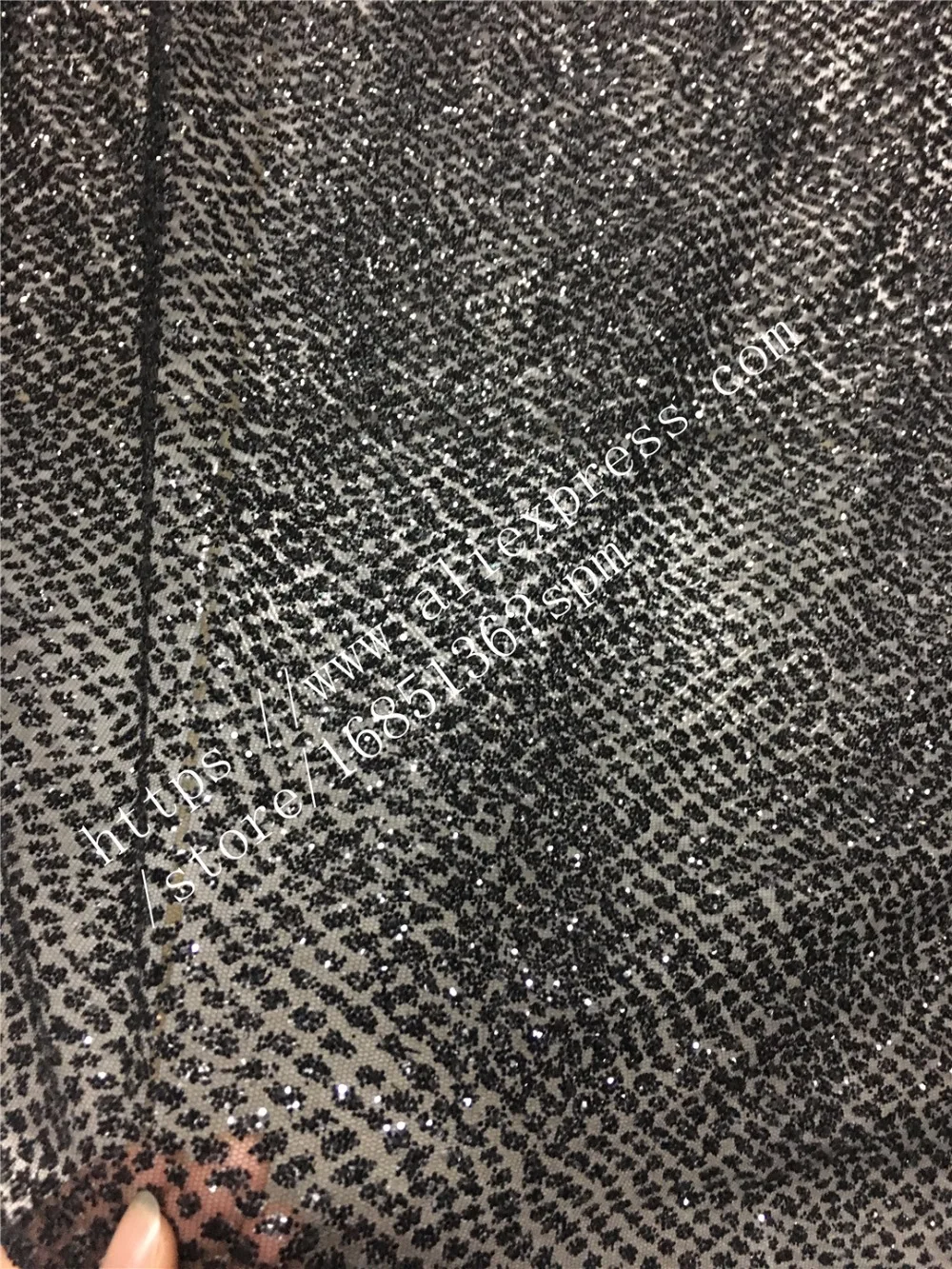 Black Top grade tulle lace fabric with sequins glued glitter african tulle net lace fabric for evening dress H-54231
Black Top grade tulle lace fabric with sequins glued glitter african tulle net lace fabric for evening dress H-54231