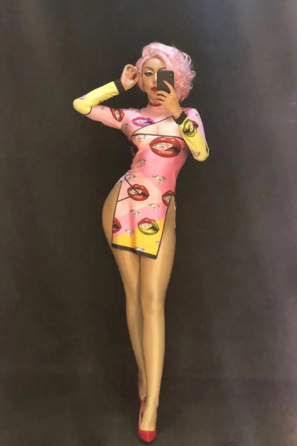 Women New Sexy Short Dress Cheongsam 3D Printed Lip Diamond Nightclub Party Dancer Singer Stage Wear Performance Bling Costume
Women New Sexy Short Dress Cheongsam 3D Printed Lip Diamond Nightclub Party Dancer Singer Stage Wear Performance Bling Costume