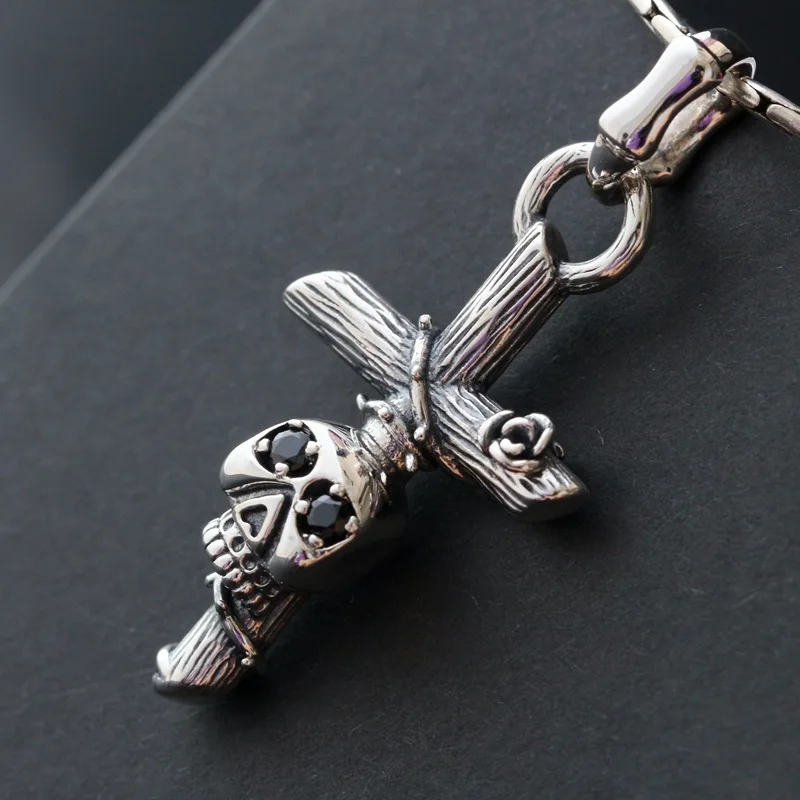 S925 sterling silver cross pendant Zirconium with black skulls Thai silver pendant
S925 sterling silver cross pendant Zirconium with black skulls Thai silver pendant